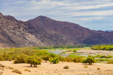Richtersveld Ulusal Parkı 'ndaki Orange River manzarası, Güney Afrika' nın çorak bölgesi.
