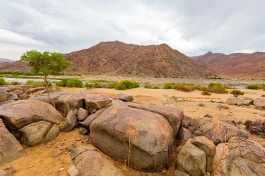 Richtersveld Ulusal Parkı 'ndaki Orange River, Güney Afrika' nın çorak bölgesi.