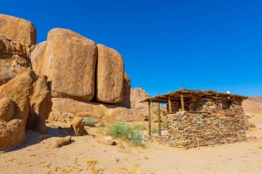 Güney Afrika 'nın çorak bölgesi olan Richtersveld Ulusal Parkı' ndaki Kokerboomkloof Kamp Alanı