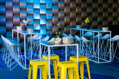 Parti mekanında çiçekli iç dekorasyon masası ayarları