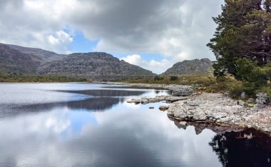 Cape Town engebeli dağlarının tepesindeki rezervuar barajının manzarası