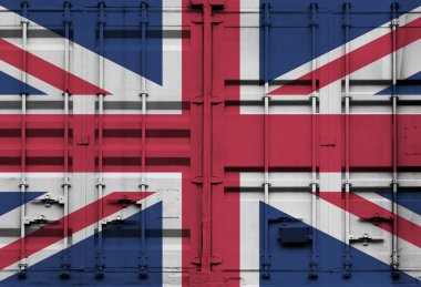 Küresel ticaret bağlamında İngiltere ulusal bayrağını taşıyan nakliye konteynırı, gümrük vergilerini ve uluslararası ticaret politikalarını simgeliyor