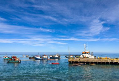Port Nolloth, Güney Afrika - 16 Mart 2024: Küçük bir sahil kasabasındaki iskelede Elmas madencilik tekneleri
