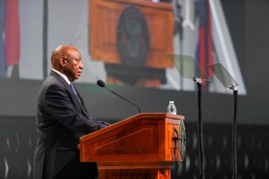 Cape Town, Güney Afrika - 17 Ekim 2024: Cyril Ramaphosa Güney Afrika Başkanı konferans etkinliğinde konuşma yaptı 