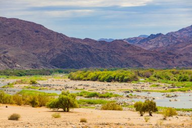 Richtersveld Ulusal Parkı 'ndaki Orange River manzarası, Güney Afrika' nın çorak bölgesi.