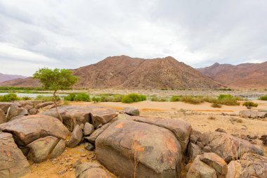Richtersveld Ulusal Parkı 'ndaki Orange River, Güney Afrika' nın çorak bölgesi.