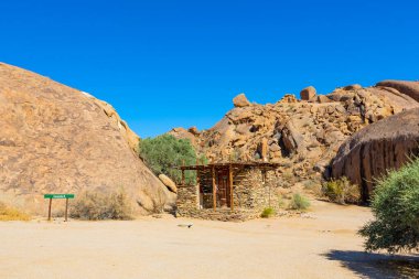 Güney Afrika 'nın çorak bölgesi olan Richtersveld Ulusal Parkı' ndaki Kokerboomkloof Kamp Alanı