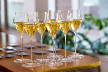 Restorandaki masada beyaz şarap bardakları.