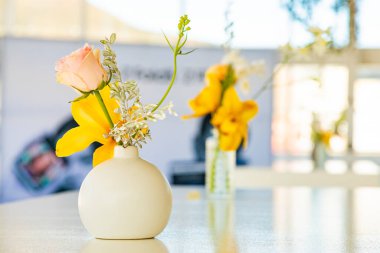 Parti mekanında çiçekli iç dekorasyon masası ayarları