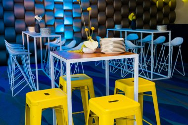 Parti mekanında çiçekli iç dekorasyon masası ayarları