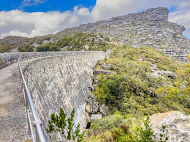 Cape Town engebeli dağlarının tepesindeki baraj duvarının manzarası