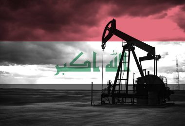 Gün batımında Irak ulusal bayrağıyla kırsal kesimde petrol arama çalışmaları