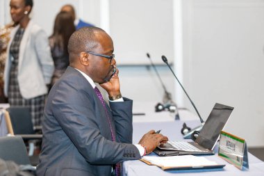 Cape Town, Güney Afrika - 30 Ekim 2023: Dizüstü bilgisayarı üzerinde çalışan konferans delegesi