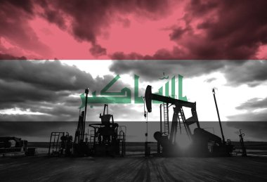 Gün batımında Irak ulusal bayrağıyla kırsal kesimde petrol arama çalışmaları