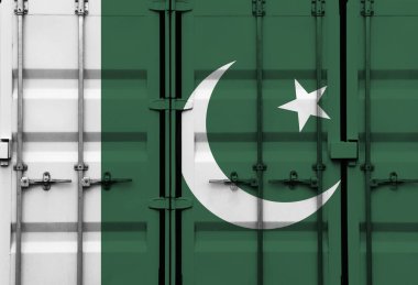 Pakistan ulusal bayrağını taşıyan konteynır, küresel ticaret bağlamında gümrük vergileri ve uluslararası ticaret politikalarını simgeliyor