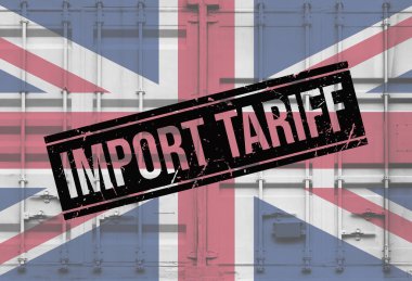 Küresel ticaret bağlamında İngiltere ulusal bayrağını taşıyan nakliye konteynırı, gümrük vergilerini ve uluslararası ticaret politikalarını simgeliyor