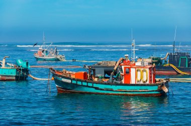Port Nolloth, Güney Afrika - 17 Mart 2024: Küçük sahil kasabasında Elmas madencilik tekneleri