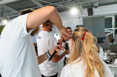 Cape Town, Güney Afrika - 15 Kasım 2022: Kuaförde genç kadın modelle gösteri yapan profesyonel stilist