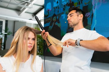 Cape Town, Güney Afrika - 15 Kasım 2022: Kuaförde genç bayan modeller üzerinde çalışan profesyonel stilist