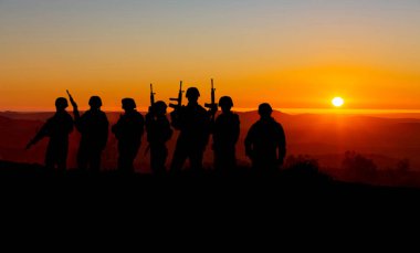 Asker siluetiyle günbatımına karşı savaşın kavramsal görüntüsü