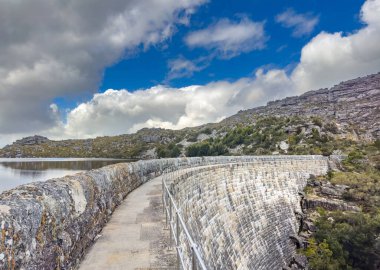 Cape Town engebeli dağlarının tepesindeki baraj duvarının manzarası
