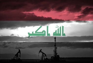 Gün batımında Irak ulusal bayrağıyla kırsal kesimde petrol arama çalışmaları