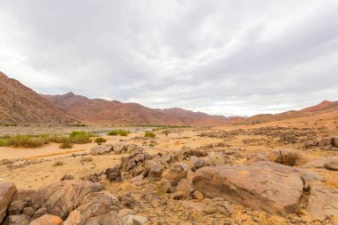 Richtersveld Ulusal Parkı 'ndaki Orange River, Güney Afrika' nın çorak bölgesi.