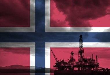 Ülkedeki doğal kaynakları sembolize eden Norveç bayrağıyla doğal gaz sondaj platformu