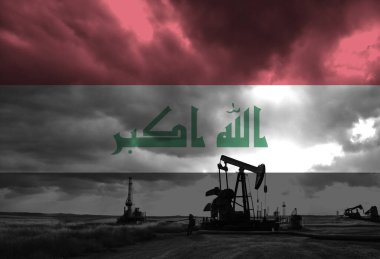 Gün batımında Irak ulusal bayrağıyla kırsal kesimde petrol arama çalışmaları