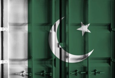 Pakistan ulusal bayrağını taşıyan konteynır, küresel ticaret bağlamında gümrük vergileri ve uluslararası ticaret politikalarını simgeliyor