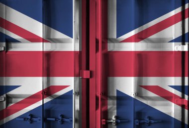 Küresel ticaret bağlamında İngiltere ulusal bayrağını taşıyan nakliye konteynırı, gümrük vergilerini ve uluslararası ticaret politikalarını simgeliyor