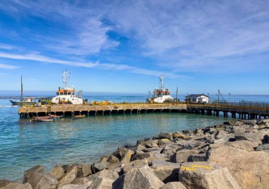 Port Nolloth, Güney Afrika - 16 Mart 2024: Küçük bir sahil kasabasındaki iskelede Elmas madencilik tekneleri