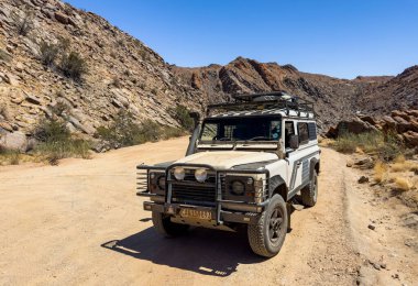 AUGRABIES, Güney Afrika - 16 Kasım 2024: Eski Land Rover Defender toprak yola park etti