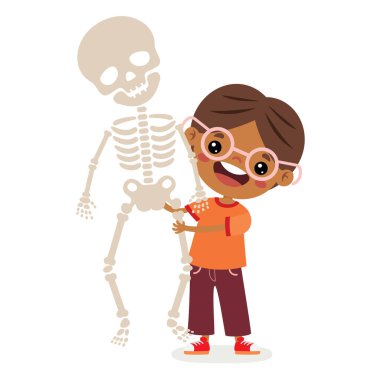 Çizgi film çocuğu insan iskeleti tutuyor.
