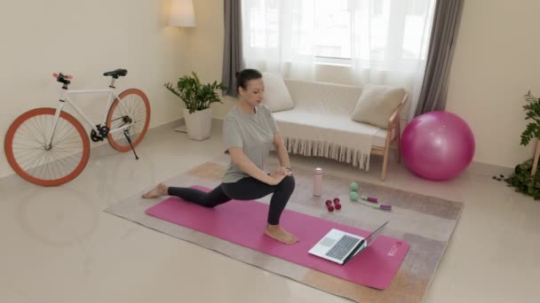 High Angle Shot Woman Doing Lunge Exercise Mat Watching Online — Stock video