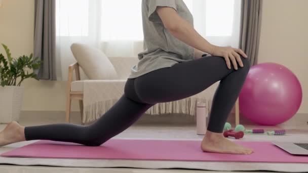 Tilt Shot Woman Sportswear Doing Lunge Exercise Mat Home Watching — Stock video