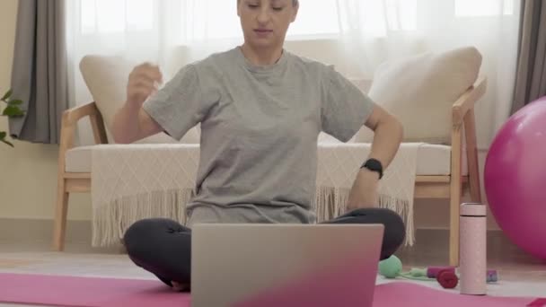 Tilt Shot Woman Sitting Exercise Mat Watching Online Yoga Class — Stockvideo