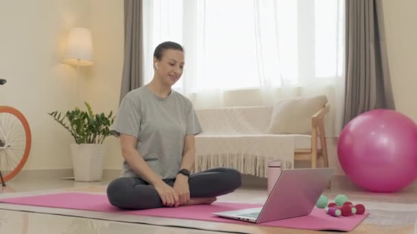 Woman Wireless Earphones Sitting Exercise Mat Speaking Fitness Coach Online — Stock videók