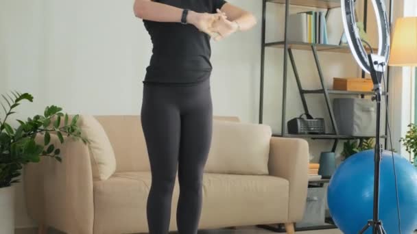 Luta Upp Skott Kvinnlig Fitness Coach Med Headset Förklara Övningar — Stockvideo