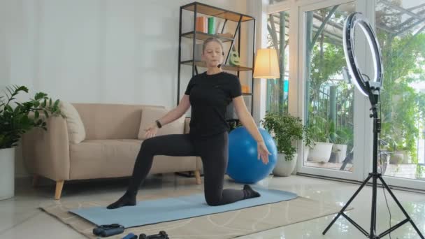 Female Fitness Instructor Headset Explaining How Lunge While Teaching Online — Stockvideo