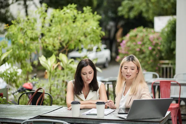 Businesswomen Meeting Outdoor Cafe Table Discuss Report Charts Diagrams — Stockfoto