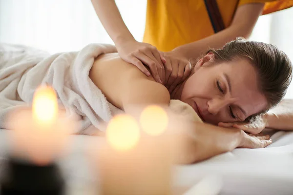 Mature Woman Getting Relaxing Shoulder Massage Spa Salon — Zdjęcie stockowe
