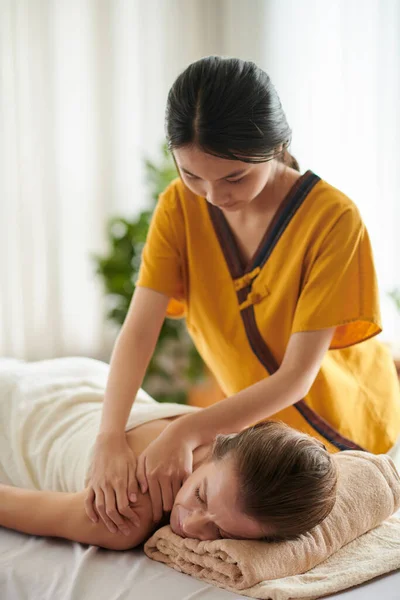 Masseuse Massaging Back Mature Woman Spa Salon — Stok fotoğraf