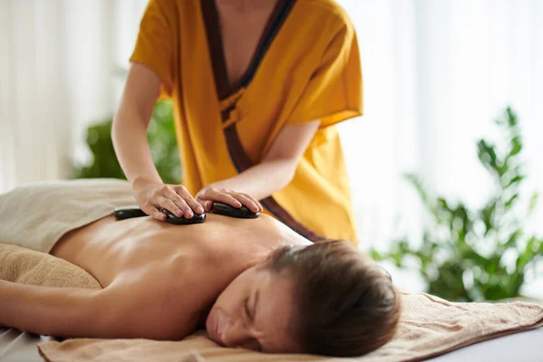 Relaxing Back Massage Hot Basalt Stones — Zdjęcie stockowe