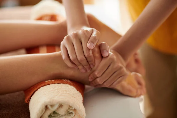 Masseuse Giving Relaxing Feet Massage Female Client — Zdjęcie stockowe