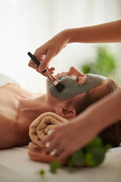 Beautician Applying Black Clay Mask Face Client Beauty Salon — Zdjęcie stockowe