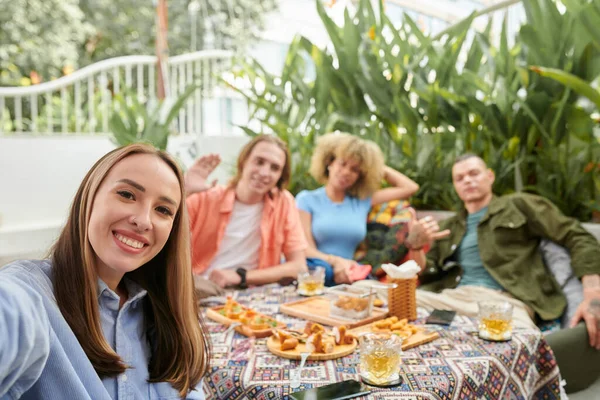 Cheerful Young Woman Taking Selfie Group Her Friends Enjoying Dinner — Stockfoto