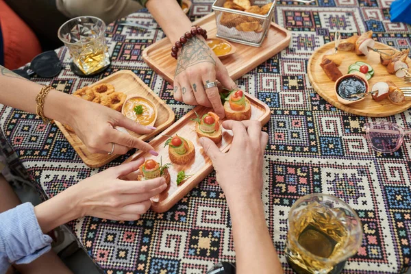 Hands Young People Taking Snacks Wooden Plate Cafe Table — Stockfoto