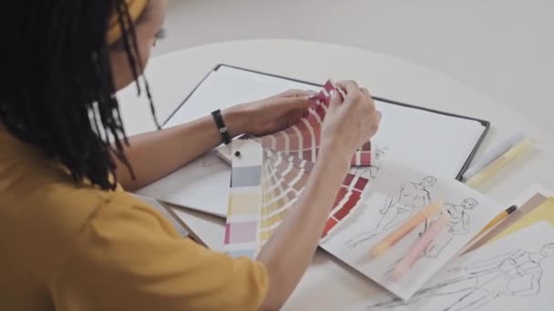 从女设计师肩头的照片上看时尚插图 用彩色调色板工作 — 图库视频影像