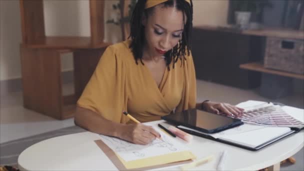 Tilt Portrait Shot Beautiful African American Woman Drawing Fashion Sketches — Wideo stockowe